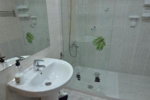 a bathroom with a sink and a shower at Armonía Beach 17 in Arinaga