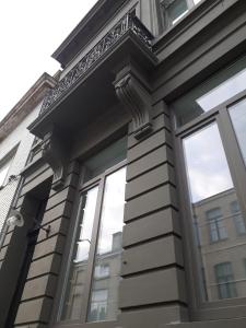 une fenêtre sur le côté du bâtiment dans l'établissement Villa Maxime, à Ostende