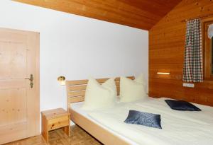 - une chambre avec un lit et 2 oreillers dans l'établissement Bauernhof Madlener Claudia, à Schoppernau