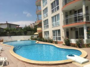 Der Swimmingpool an oder in der Nähe von Atrium Apartment