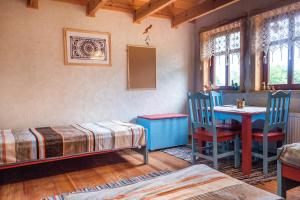ベンゴジェボにあるDar Kalu -Sosnowy Gajのベッド、テーブル、椅子が備わる客室です。
