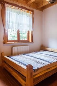 Łóżko lub łóżka w pokoju w obiekcie Dar Kalu -Sosnowy Gaj