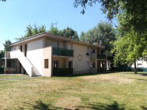 ein Haus mit Rasen davor in der Unterkunft Les jardins de Theo in Hasnon