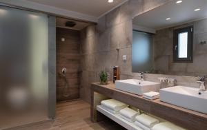 A bathroom at KB Ammos