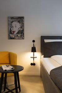 1 dormitorio con 1 cama, 1 mesa y 1 lámpara en Square Rooms 8, en Düsseldorf