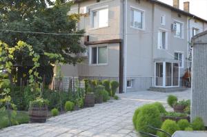 a house with a brick driveway in front of a house at Къща за гости "Черната роза" in Bŭlgarevo