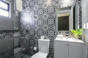 ein Badezimmer mit einem WC, einem Waschbecken und einem Spiegel in der Unterkunft Studio 30 Condhotel by Nah Hotels in Playa del Carmen