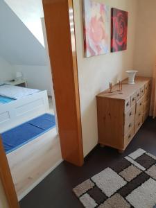 ホルツミンデンにあるFewo Weserのベッドルーム1室(ベッド2台、ドレッサー、鏡付)