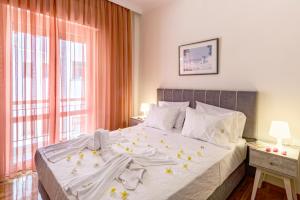 um quarto com uma cama grande com estrelas em Aspasias Luxury Suite em Chania Town