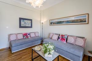 uma sala de estar com dois sofás e uma mesa em Aspasias Luxury Suite em Chania Town