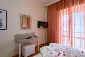 ハニア・タウンにあるAspasias Luxury Suiteのベッドルーム(デスク、ベッド、窓付)
