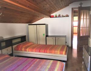 1 dormitorio con 2 camas en una habitación en Appartamento Gorgotto, en Gravedona