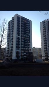 a tall building in the middle of a city at Phan Thiet Apartments однокомнатные апартаменты с отдельной спальней in Velikiy Novgorod