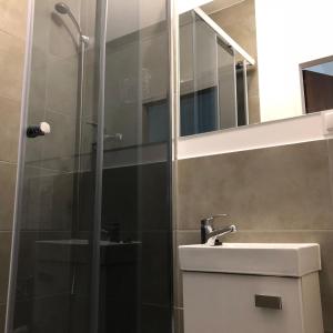 Et badeværelse på Kwadrat Apartamenty Grottgera