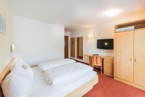 
Ein Bett oder Betten in einem Zimmer der Unterkunft Hotel Garni Waldhof - Wohlfühlen am Lech
