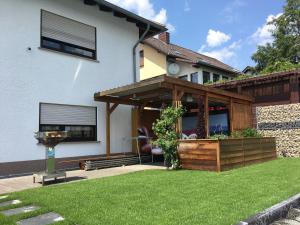 a house with a patio with a pergola at Ferienwohnung Jucarm in Sankt Wendel