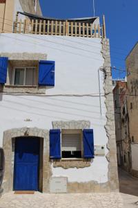 アルカナルにあるLo Blavet d'Alcanarの青窓・扉付白い建物