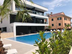Bazén v ubytovaní Luxury Apartments Magali 2 alebo v jeho blízkosti