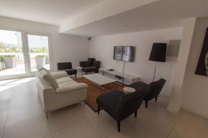 A seating area at Punta del Este Lux Tower