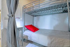 เตียงในห้องที่ T2 cosy de 41m2 à 400 m de la plage, résidence avec piscine. +6 ภาพ
