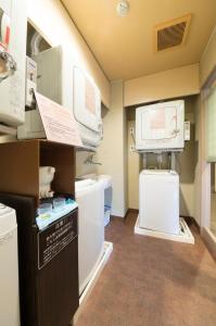um quarto de hospital com um WC e um lavatório em Dormy Inn Kurashiki Natural Hot Spring em Kurashiki