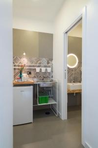 ナポリにあるEcce Homo 28のバスルーム(洗面台2台、鏡付)