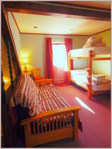 Våningssäng eller våningssängar i ett rum på Billie's Backpackers Hostel