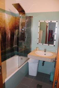 een badkamer met een wastafel en een douche bij Uptown Madalenas in Funchal