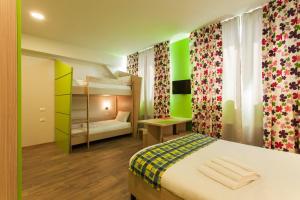 um quarto com uma cama e um beliche em Hotel Marenero em Odessa