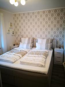 ein Bett mit zwei Kissen darauf in einem Schlafzimmer in der Unterkunft Feriendomizil-Sauerland FeWo 2 in Medebach