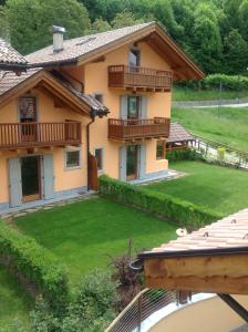 a view of a house with a yard at Le Dimore Dei Begai in Massimeno