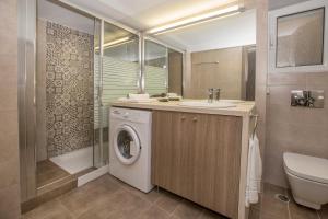A bathroom at Acropolis Gem by GHH