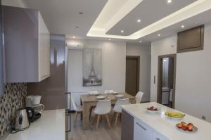 A kitchen or kitchenette at Acropolis Gem by GHH