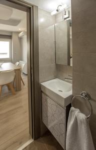 A bathroom at Acropolis Gem by GHH Még 16 kép