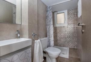 A bathroom at Acropolis Gem by GHH