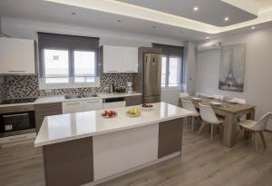 A kitchen or kitchenette at Acropolis Gem by GHH