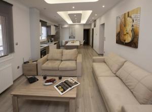 A seating area at Acropolis Gem by GHH