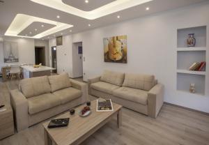 A seating area at Acropolis Gem by GHH