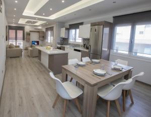 A kitchen or kitchenette at Acropolis Gem by GHH
