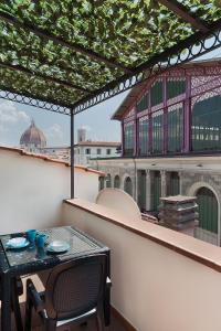 フィレンツェにあるLa Terrazza di San Lorenzoの建物の景色を望むバルコニー(テーブル、椅子付)