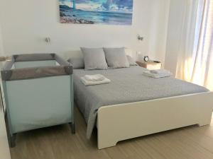Posto letto in una camera bianca con telaio del letto. di Apartamento cerca del mar (parking incluido) a Blanes