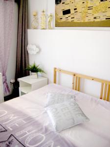Postel nebo postele na pokoji v ubytování Malibu apartamento con campo de tennis y piscina con solarium + 37 fotografií