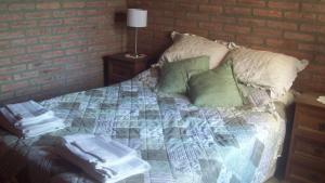 a bedroom with a bed with towels on it at Cabaña El Mirador de Bialet Masse in Villa Parque Siquiman +40 photos