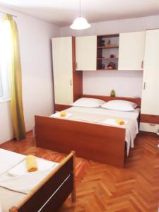 Postel nebo postele na pokoji v ubytování Apartments Mira