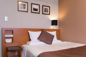 Postel nebo postele na pokoji v ubytování HOTEL MYSTAYS Kyoto Shijo