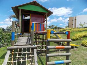 ein kleiner Spielplatz mit farbenfroher Spielstruktur in der Unterkunft Apartamento Eje Cafetero - Cerca Parque del Café - Tebaida in La Tebaida