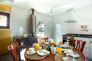cocina con mesa de madera y fogones en Abriga Bed and Breakfast, en Coyhaique