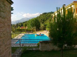 um par de pessoas numa piscina em Guesthouse Anthoula em Derviziana