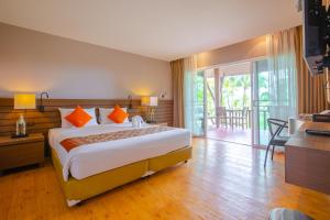 Postel nebo postele na pokoji v ubytování C&N Kho Khao Beach Resort - SHA Plus + 37 fotografií