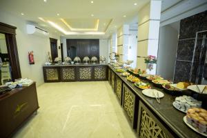 ein Buffet mit viel Essen drauf in der Unterkunft Rest Night Hotel Apartments Wadi Al Dawasir in Wadi ad-Dawasir